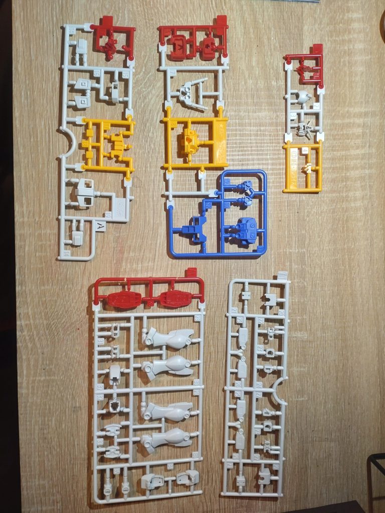 これ、ホントによく出来ていて、ランナーは1枚なのに手でもぐと頭、胴体、腕、腰、脚と身体の部位ごとに分けられるのですごく作りやすい!まさに最初に作る1体としてはうってつけだと感じました(^^)