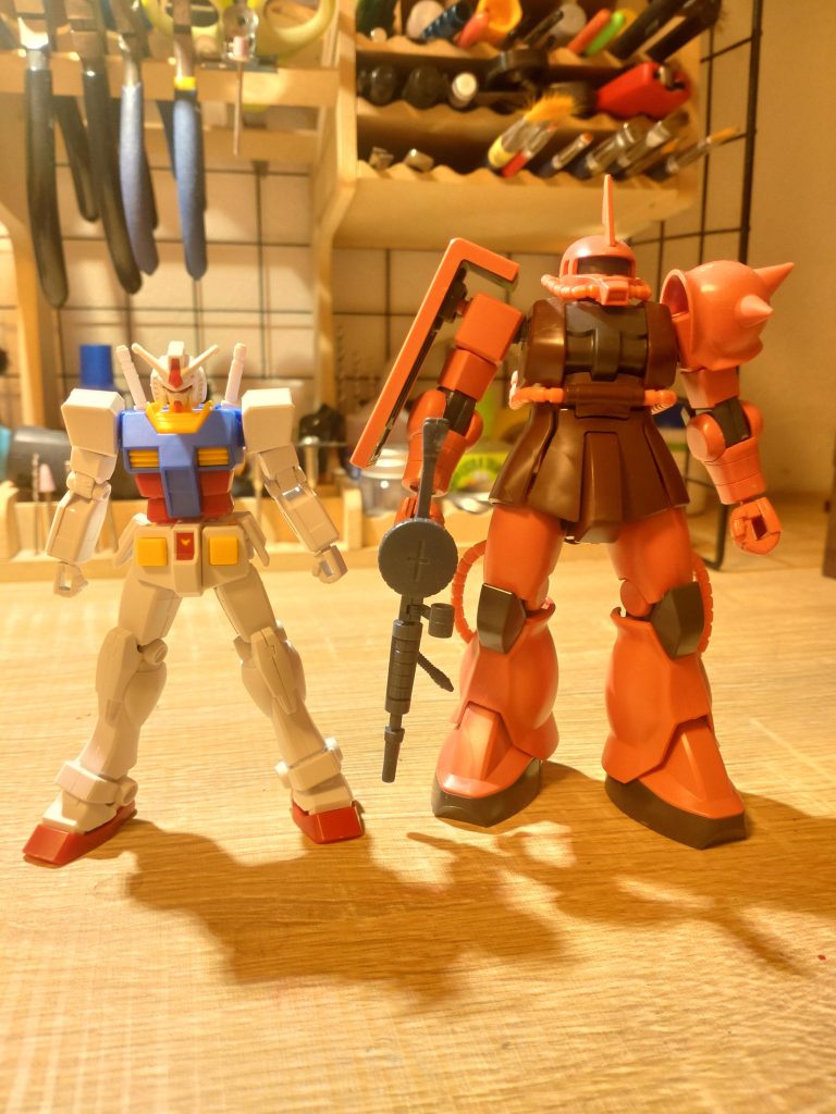 素組みでHGシャアザクとの大きさ比較。かなり小ぶりなのと脚のモナカ感が特徴的ですね。