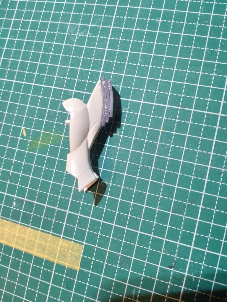 左膝も同様にランナーから切り出したプラ板を用いて作ってます。長さが足りなかったので、ある程度成形したあとでランナーの棒の部分を上に付け足し、やすりで尖らせました。今回の「EG素材のみで作る」という縛りは残量を考えずにはプラ板を使えないので、いつも以上にどう作るか確認しながらの作業となりました。というか、いつも無計画に作りすぎなだけですが^^;