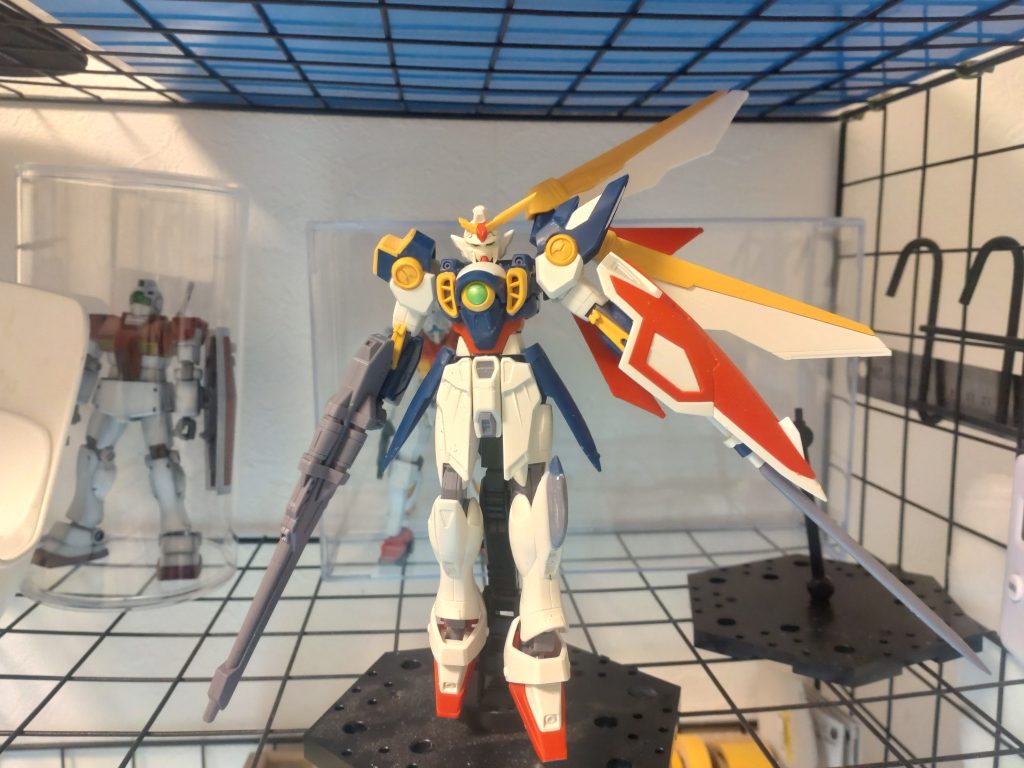 こうなってました。まったくそんな予定ではなかったのですが、何故か気付いたらフェニーチェ風に改造しました（笑）ただ、この形にしたあと別の機体を作っていたんだか製作意欲が減退したんだか忘れましたが、フェニーチェの制作に手を付けていませんでした。そうしているうちにアナザーコンやら紅白戦やらが告知されたので、そちらに出そうという流れになりました。いつもながらに完成までに時間かかり過ぎ^^;