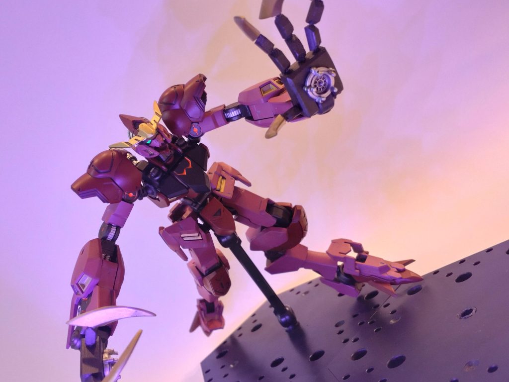 モールドにエナメルの蛍光塗料を流し込み、発光するようにしました。このエナメル蛍光塗料は今後も使い所多そうですね(^^)