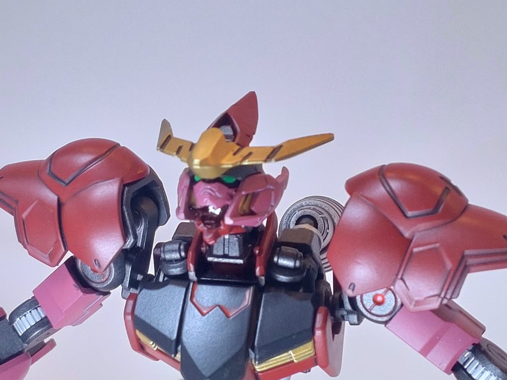 こう！獣ポイントその3、開く口。獣っぽく咆哮できるとかっこいいと思って手を加えたのが悪夢の始まり…。終わらぬ作業、壊れるパーツ、ポロリともげる首などなど。これをしようと思ったがために、多大な時間を使ってしまいました^^;　あと、閉口時に口が閉まりきらず、シャクレたフォルムになったのもマイナスポイント…。