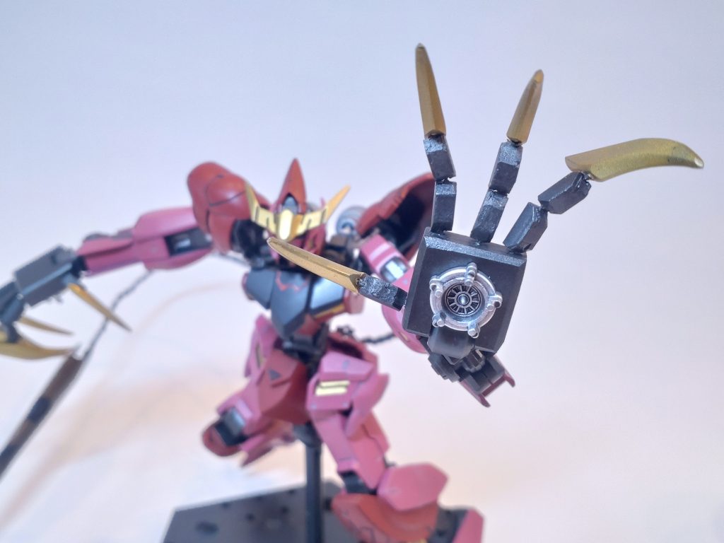 獣ポイントその1、デカい爪。ハンドパーツを超大型に自作したんですが、作ってるうちに「この手って紅◯弐式っぽね？」となり、輻射波動機構も付けてみました（笑）　機体カラーの赤も、ここが由来です。