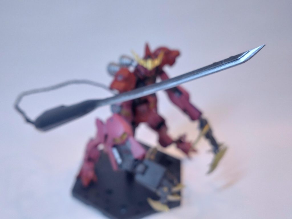 獣ポイントその4、尻尾！ルプスレクスといえばこれ！テールブレイド！この機体、劇場版のおまけの『幕間の楔』を観てから付け足した点があり、それがテールブレイドの太刀化でした。100均のアルミ線を三つ編みにして空中で保持できるようにしたのは我ながらナイスアイデア（笑）