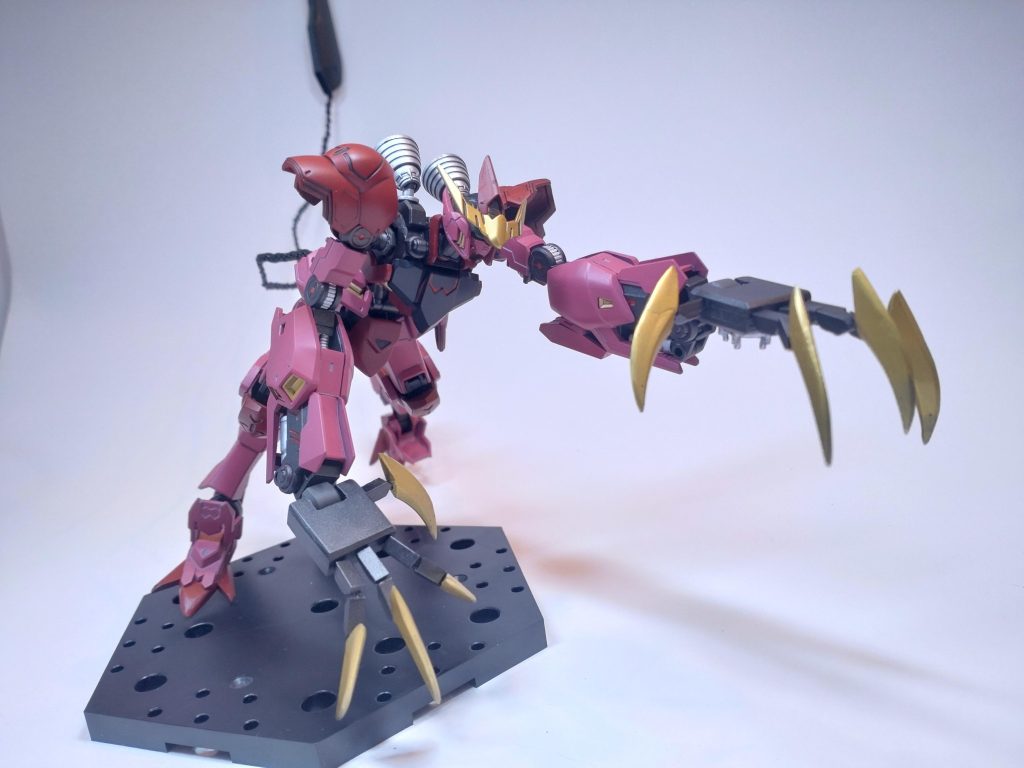 今回制作が大変になった理由に、「近所の模型屋のコンテストに出す」ということがありまして。レギュレーションに「使えるキットはガンプラのみ」というのがあったことで、細かいところで大変な思いをしました^^;　そして締め切りが今日までなので、何とか完成させなければと必死に作っているうちに、元の想定していた完成形にはならず一旦フィニッシュとなりました。自作ガンプラを人前に出すのは初めてなので緊張しますね…！搬入で落として壊さないようにしなくては^^;模型屋のコンテスト終わったら、何とか冬の間に本来目指していた姿に作り直して、アナザーコンに出し直すのが次の目標ですね！ 最後までご覧いただき、ありがとうございました！