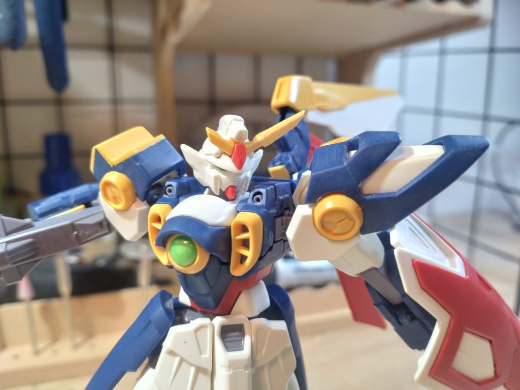 以下、制作工程です。今回は何故か「EGウイングの素材のみで改造しよう！」と謎の自分ルールを思いついてしまったので、その縛りで作成開始。右肩の黄色いプラ板は、ランナーのタグ部分を切り取って文字部分をヤスリで削って作ったものです。