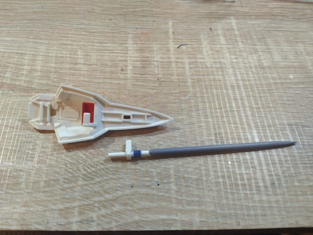 近接武器はビームサーベルを作成。ランナーの直径が違う部分を探して組み合わせました。ビール刃は取り外せるように真鍮線を入れましたが、その真鍮線だけEG素材じゃないので、今になってビール刃ありとビール刃なしの2つを作ればよかったと後悔していますorz