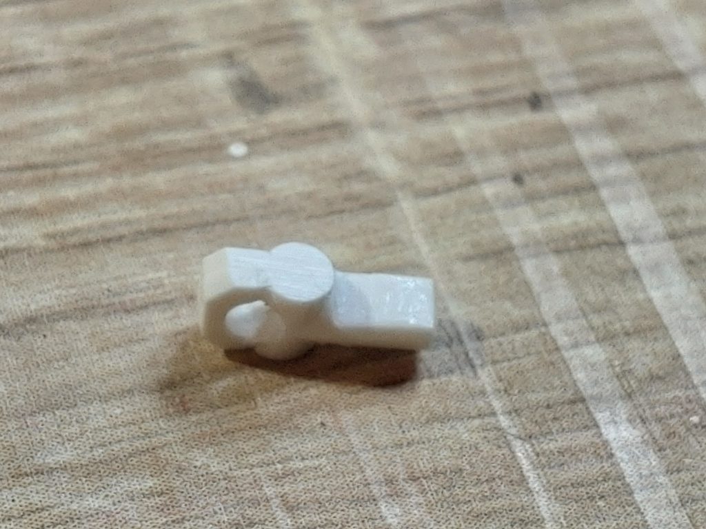 ビームサーベルをシールド裏にマウントするパーツは、ランナーの棒とタグの境目部分を使用。この形状はわりと気に入っています！