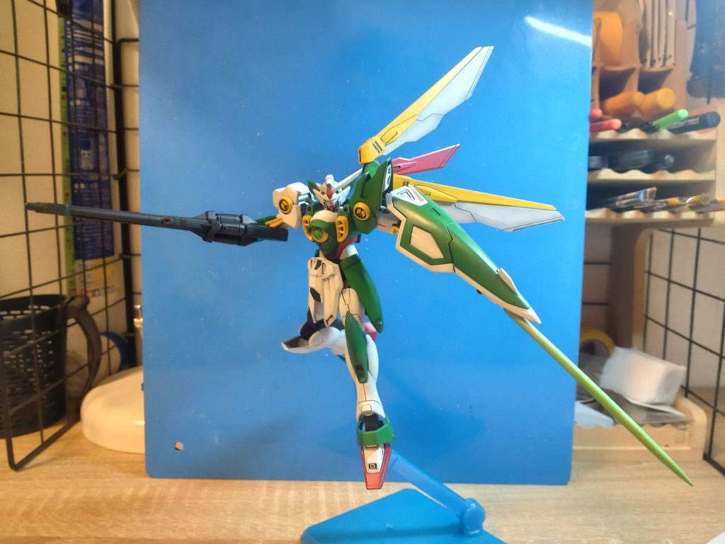 ウイングと肩アーマーは良い感じなのですが、フェニーチェ本家の近接武器(あれ、なんて言うんでしょう？本家は作ったことないから分からんw)はEGの素材だけでは再現不可能なので、シールド裏にビームサーベルを装備させたオリジナル武装にしました。