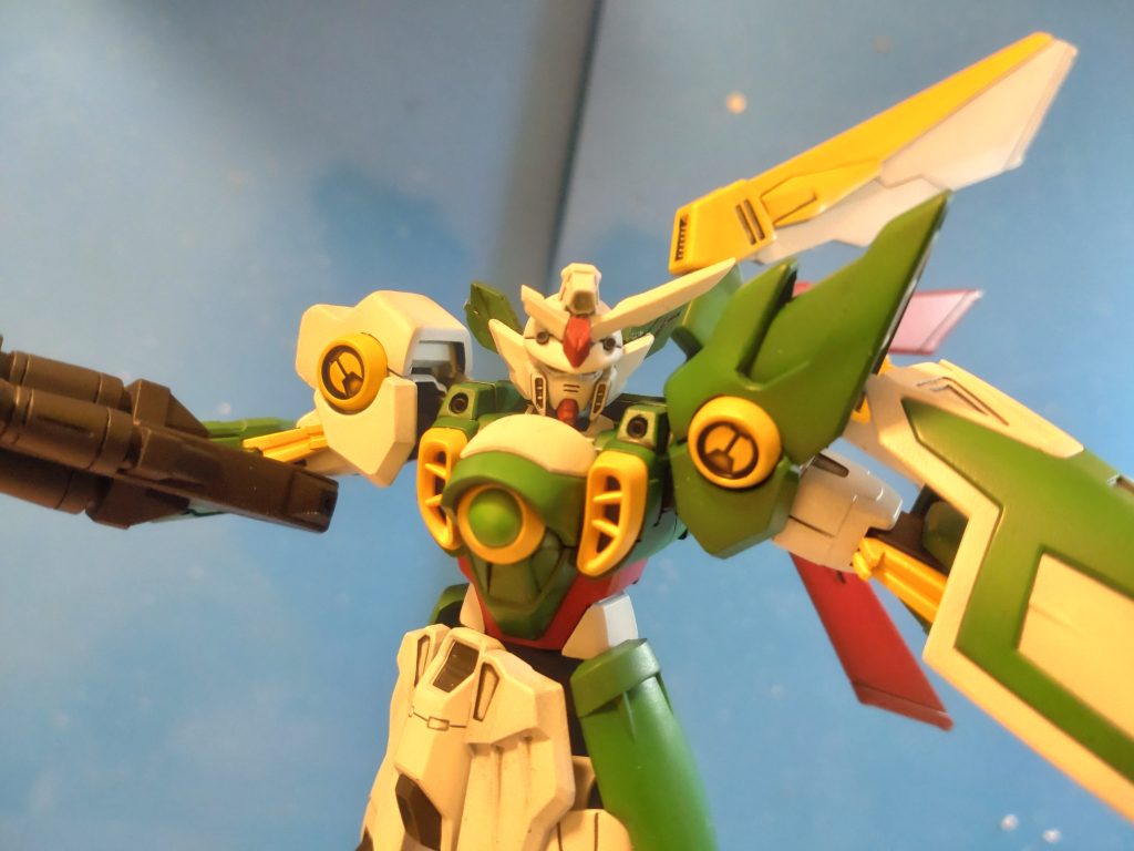 緑を主色とした機体の塗装は初めてなのでドキドキしました^^;　黄色と赤はメタリックを使用していますが、つや消しで仕上げたので全体のバランスはいいかと思います！ただ、面倒くさがらずに胸のセンサーは光沢にすれば良かった…。