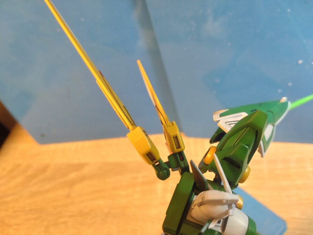 フェニーチェの特徴的な2枚のウイングは、L字に切ったランナーを使用。そのランナー棒を挿すジョイント部分も、ランナータグ製のプラ板を2枚だったか3枚だったか重ねて穴を開けたものです。ここの改造が一番楽しかったけど、圧倒的にモールド彫るのが下手だと再確認した次第です…。