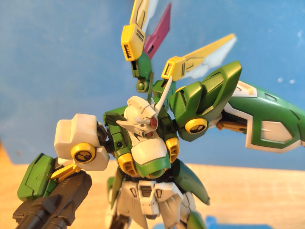 今回一番きつかったのは、「制作期間」でした(というかいつもかw)トライアルキット•バルバトスに浮気したあと、フェニーチェの表面処理•塗装に着手したのですが、27日の朝から年明けまで家を空ける予定があったため、急いで作業しました。結果、トップコート吹いたのが26日の夜、27日の出発前に慌てて数枚だけ写真を撮っての投稿となりました(汗)　一つ前に投稿したトライアルキットガンダムも同じ理由で写真枚数少なめ。家に帰ったら、撮り直して再投稿しようかな。&nbsp;最後までご覧いただき、ありがとうございました！よいお年をお迎えください。