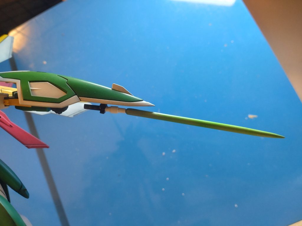 しかし、組んでみて後悔しました。ビームサーベルのクリアランスを考えていなくてマウント用パーツに挿したら塗装が全剥げしたからですw　後述しますが、時間が無くてリタッチもできず…。