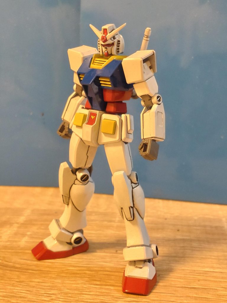 んで、各種工程を経て完成したのがこちら。譲ってもらった知り合いの先生に、授業でこんな風に作れるよ〜と見せてもらおうと作ったものです。お子さんたちに見せるので、普段はやらない通常塗装+光沢クリアで「新品のおもちゃ感」が出るように意識しました。