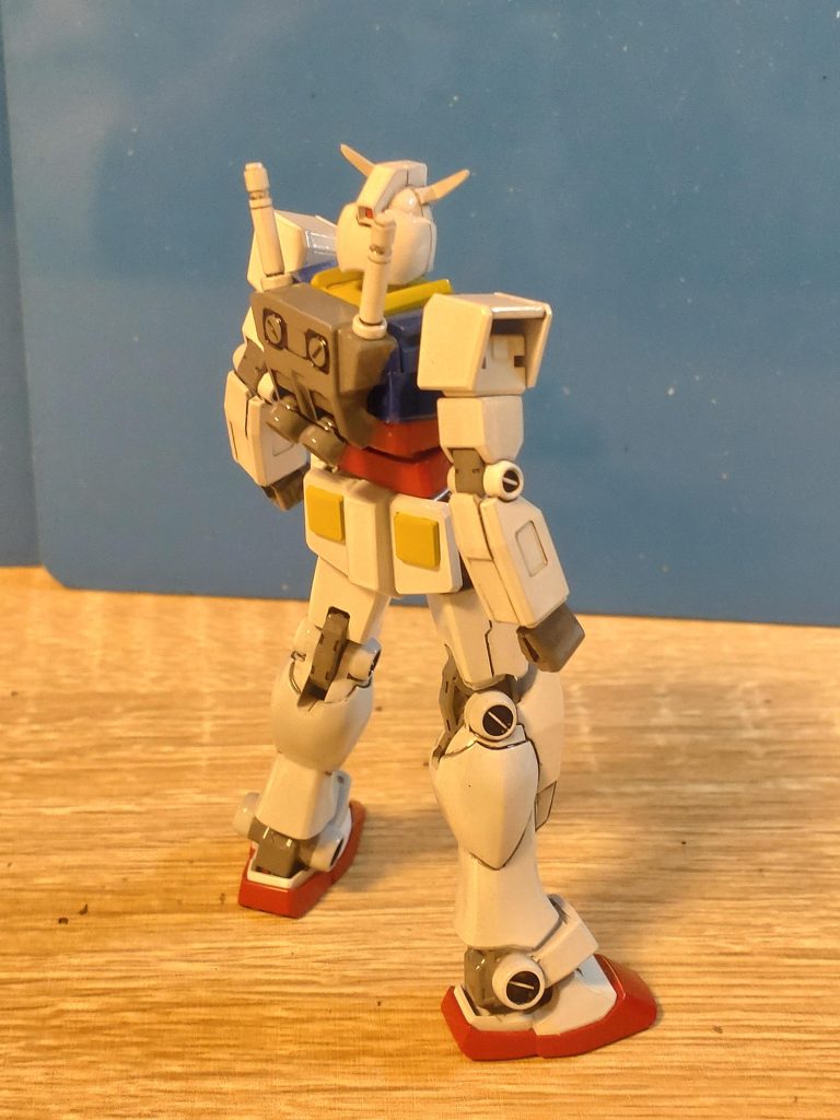 バックバックがバーニアと一体化なので少し手を加えてそれっぽくしました。あと、通常はグレーになるパーツが全て白かったので、そこも塗り分けました。膝から下と足首が同パーツなんですが、ここの塗り分けが一番大変だったかも^^;