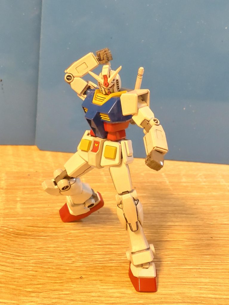 抜刀っぽいポーズで。当初はお子さんたちに見せるから塗装するぐらいで、専門性の高い合わせ目消しとかはしない予定だったのに、前に投稿したバルバトスと同時並行して作っていたせいか、気付いたら合わせ目消ししてました(笑)そのため、苦手な表面処理に時間がかかったことでバルバトスの製作時間をひっ迫させてしまいました(汗) でも、お子さんたちも喜んでくれたそうなので、作って良かったです(^^)最後までご覧いただき、ありがとうございました!