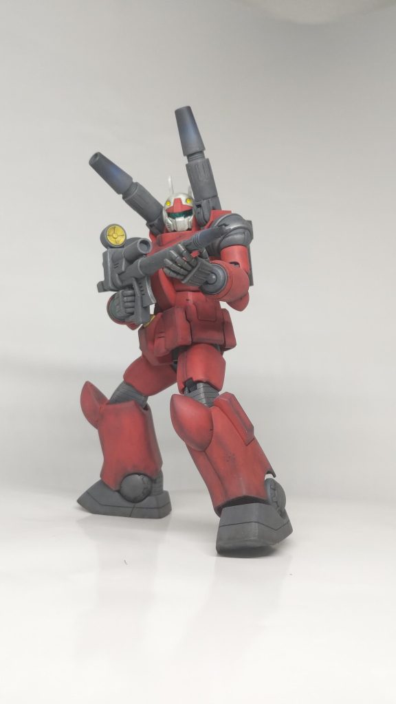 汚しはウェザリングカラーのマルチブラックで墨入れと全面のトーンダウンを行いました。ウェザリングマスターで、赤い装甲のエッジ部分を黒く、関節は金属っぽく、武器は焼き付きのような表現を行っています。