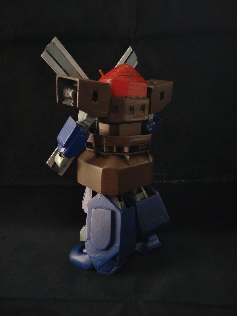 意外と難しかったのは、脚部。似ている機体が無いので、ローズのものに、プラ板を貼り付けて製作しました。