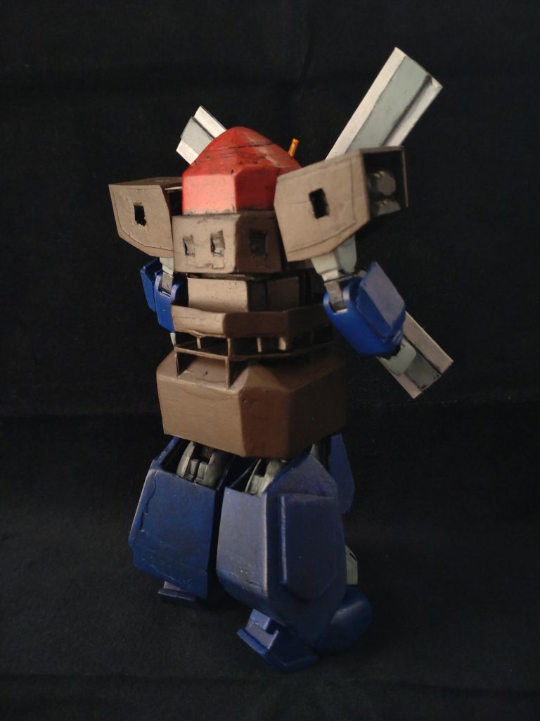 ネーデルガンダムのたくましいうしろすがた。ボルトガンダム位のボリューム感があるので、アルゴみたいなファイターが乗ったら強い機体だったかも（笑）