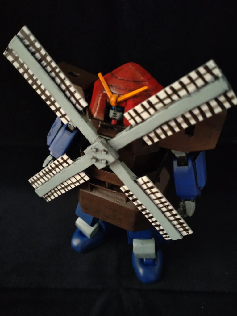 風車の大きさも難しいポイントでした。ゲーム等では大きく、長く描かれてますが、それでは地面に支えて回らないのでは？と思って、現実的な大きさにしてます。&nbsp;あ、フェイス部はローズの物を使いました。