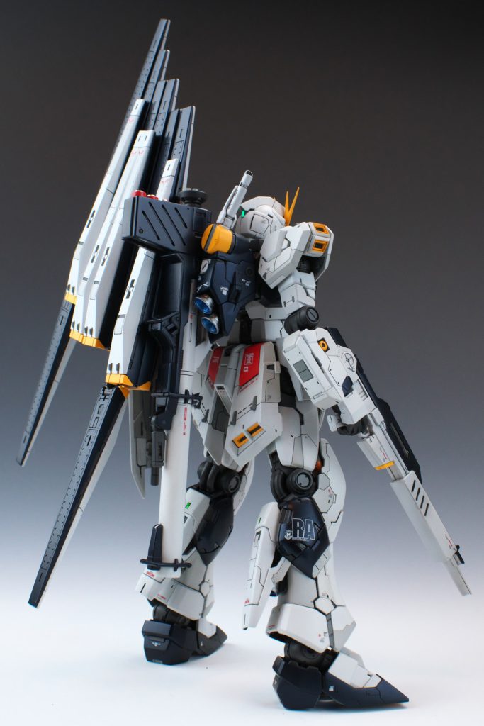 使った塗色は以下の通り白：プラボムカラー ニュートラルグレー0.5wと1.5w　　（なるほど、いい色です。陶器みたいな仕上がり）　ガイアカラー　ニュートラルグレーIとII　　（4色塗分けてますが、違いがよくわからない）青：ガイアカラー　プリズムブルーブラック赤：ガイアカラー　フレイムレッド黄：ガイアカラー　橙黄色