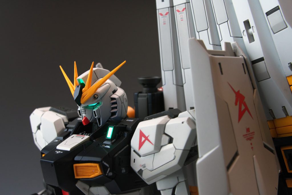 顔アップセンサー類は蛍光ブルーで紫外線発光