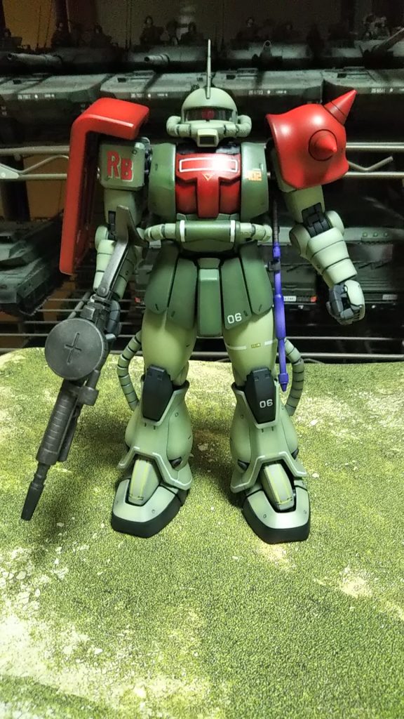 書籍等の記述や諸先輩方の作例を元に、緑のノーマルザク(F型角付き)のシールド、胸、スパイクアーマーを真紅に塗装しました。○○専用というより○○優先といった感じのザクになりました💦イラストも見つけられなかったので、想像の域を出ないかもしれませんが💦