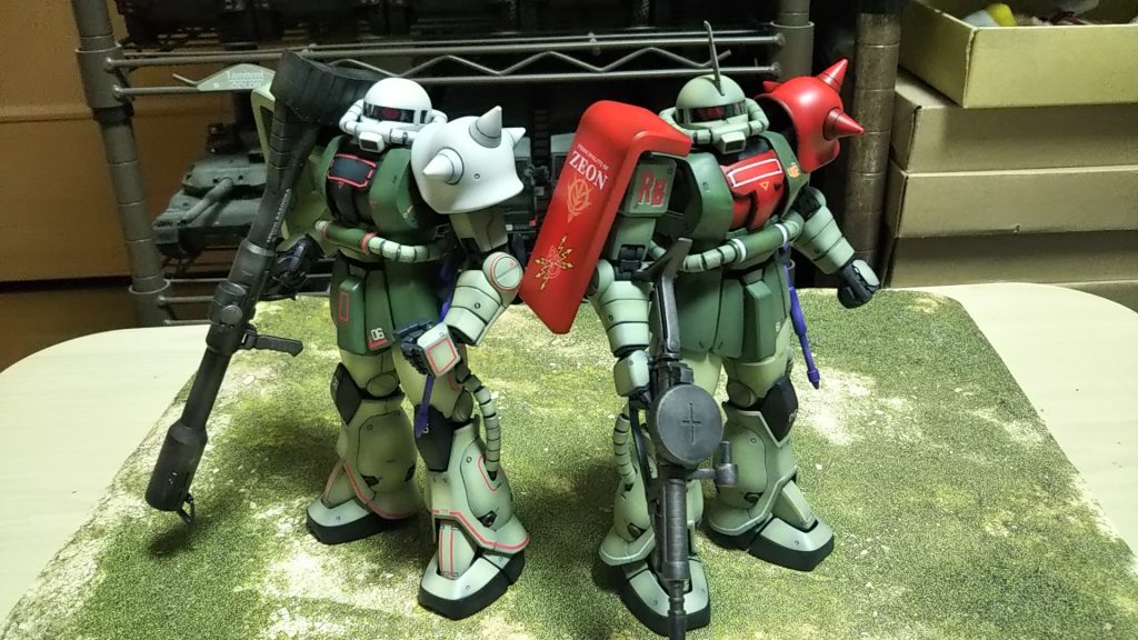 えらくなりかけの白狼(左)と