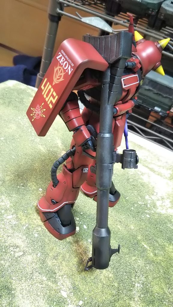 ジャイアントバズ装備シールドにデカールごてごて貼ってまする💦