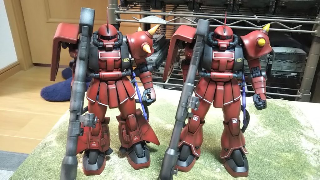 一番有名なR-2型(左)との比較(色の明るさはこちらに寄せました💦)R-2型に乗る前の機体については諸説あり、私が再現していないねは残り2パターン(この塗り分けのS型やシールドとスパイクアーマー胸の一部が赤いだけのS型)だと思っております💦あと旧MG高機動ザクR-2型の黒歴史的な塗り分けなんかもあったり無かったり野望は尽きません💦