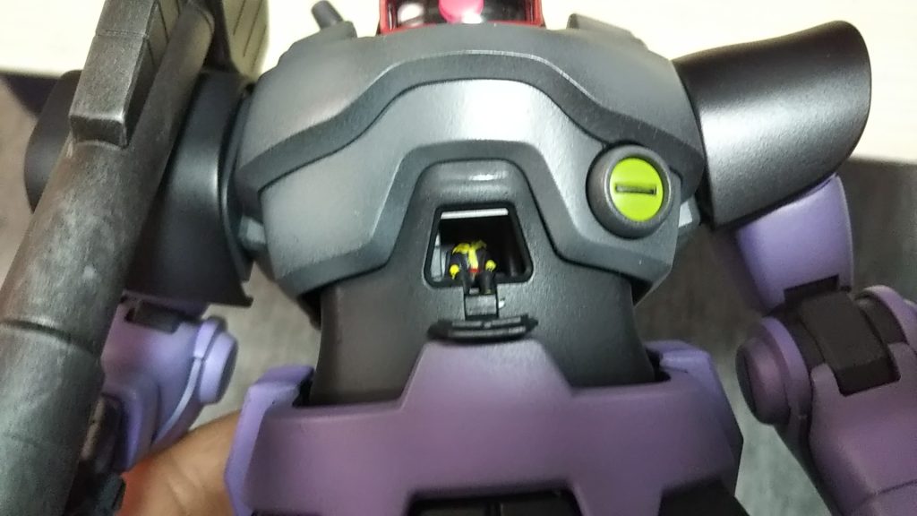 このキットにはパイロットの黒いヲジサンがついています💦残りのドムはあと2機