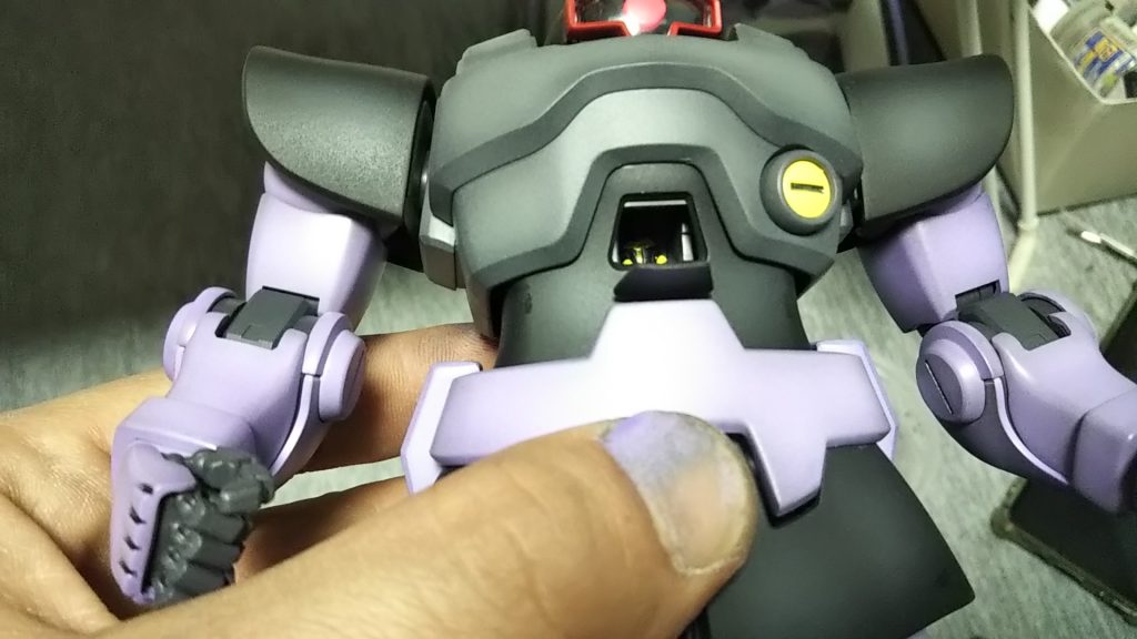 このキットにはパイロットの黒いヲジサンがついています💦残るドムはあと1機💦