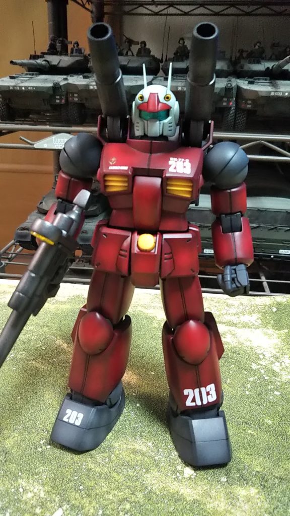 正面💦今回他の機体が真っ赤っかに対して渋めのリアルタイプカラーを意識して赤黒く塗装しました💦あとはいつも通りです古いキットなのか関節(胸、肩、腰、股関節、手)に使用されているABS素材の劣化が激しくて(触っただけで破損する)なめあちこちジャンクパーツを使いながらやっと形にしました💦新作ですが下手に遊べませぬ💦