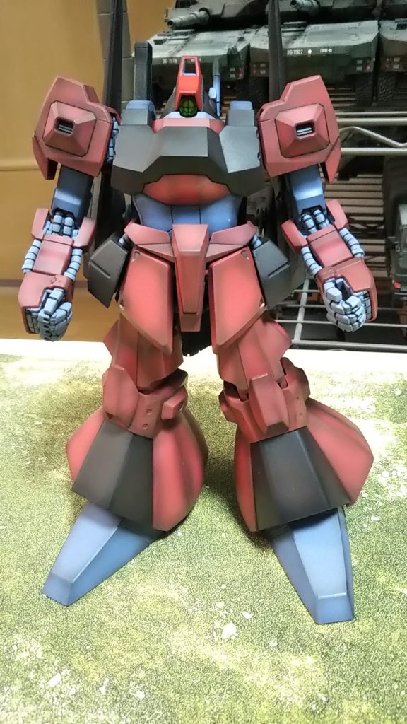 正面💦今回再塗装に当たってシャア専用機ということを意識してハイライトに若干ピンク要素を入れております、あと黒立ち上げを強めにしております💦