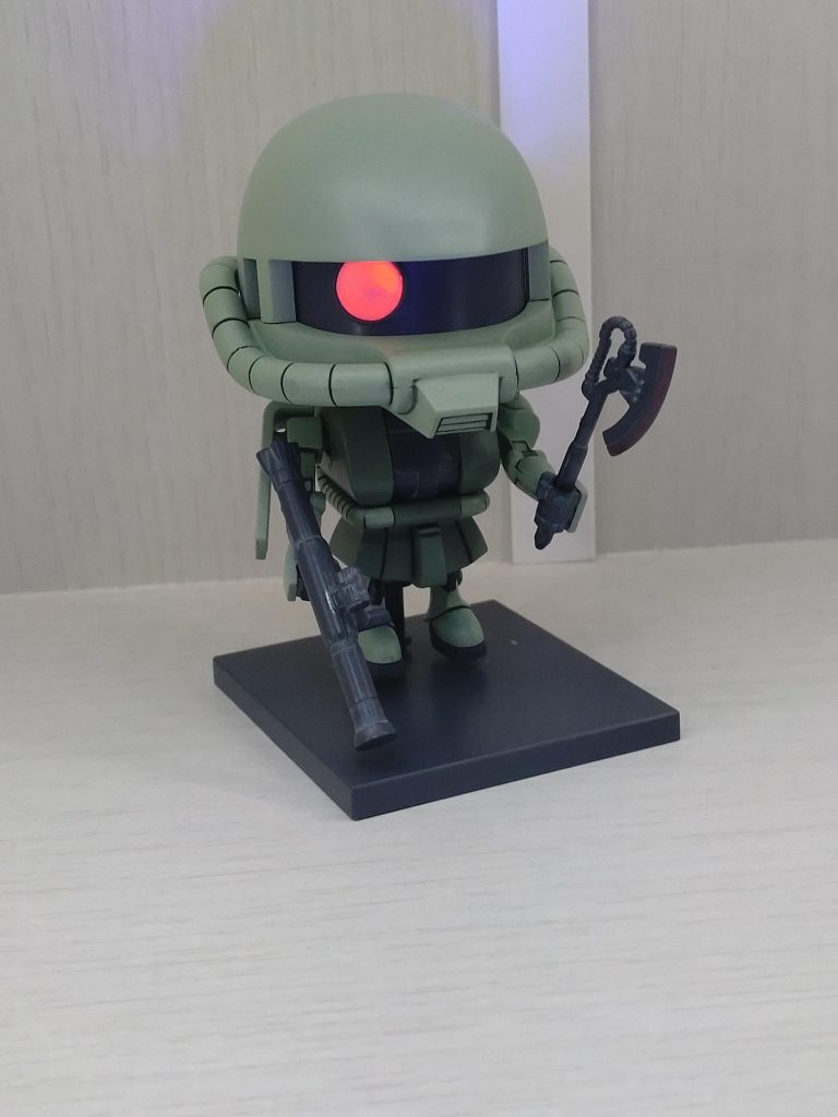 トマホークをファントムグレーで塗装後ガンダムマーカーの蛍光ピンク刃先に塗ったけどイマイチ発光しねーな💦そしてトマホーク1本紛失！一体何処へ(･ω･ = ･ω･)