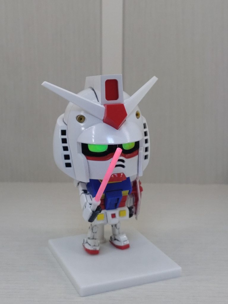 ビームサーベルも蛍光ピンクでビコーン！