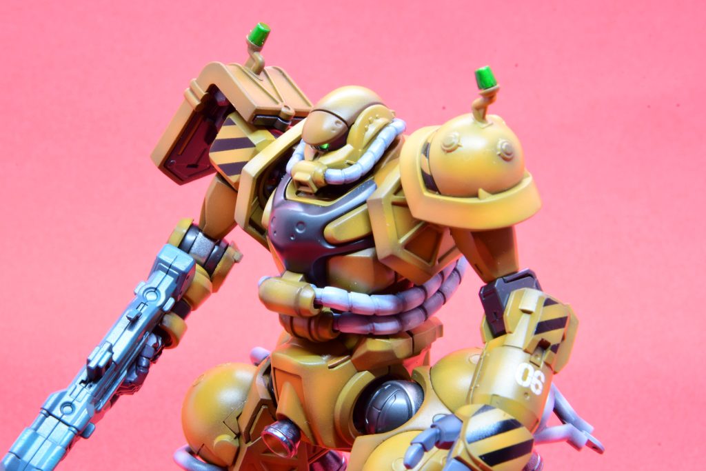 正面バストアップ。モノアイはHアイズで、その奥はガンダムマーカーのメッキシルバーを塗ってあります。