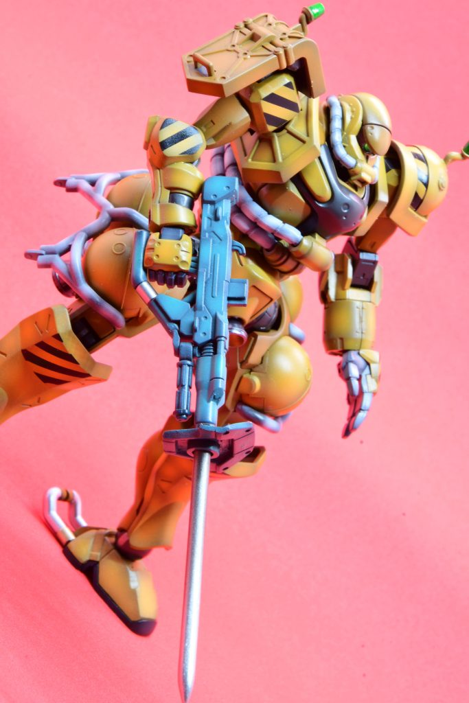 削岩機を持たせてるイメージで。色はマキタの工具を意識して。