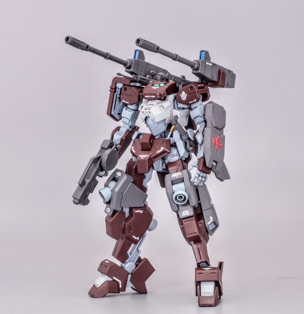 脚部にはバーニア内蔵の装甲を追加して増加した重量を機動力でカバーしています