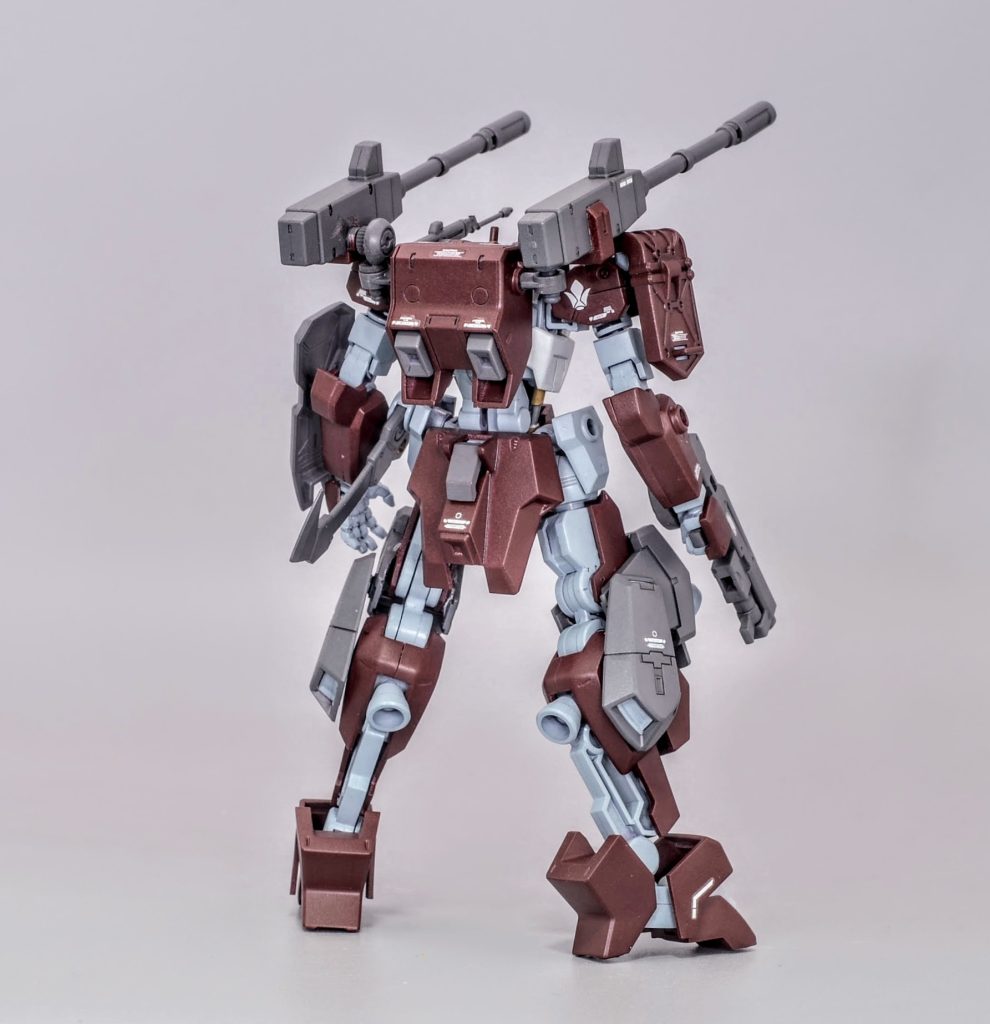 主兵装はバックパックに追加した120ミリ対空砲です