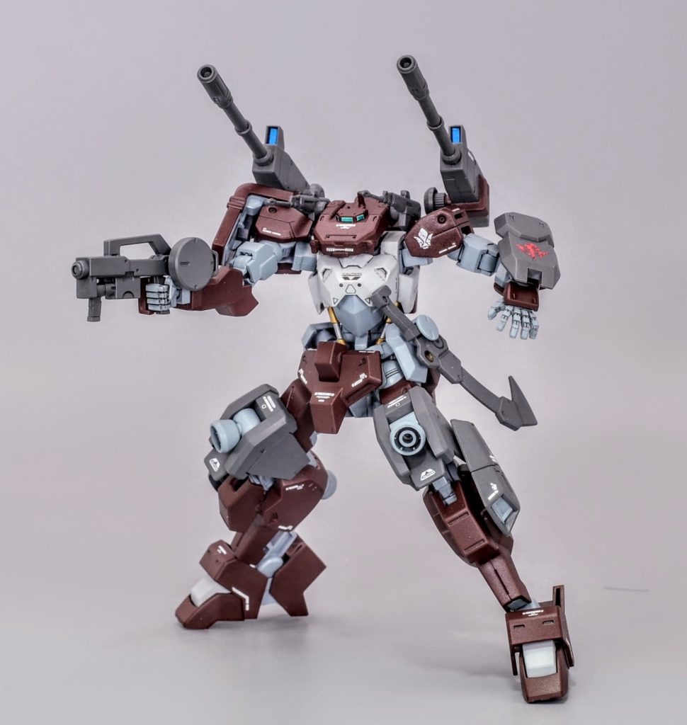 不意の近接戦に備え、右腕部は取り回しに優れたグレイズ用のショートバレルライフルを装備