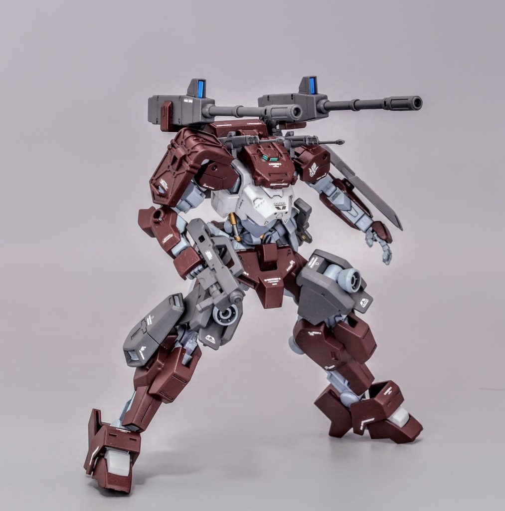 対空だけでなく正面に向けて直接砲撃を行うことも可能ですが仰角が付いているので前傾姿勢になる必要があります