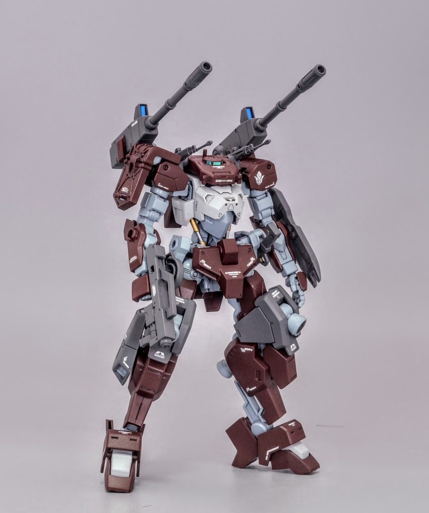 獅電の頭部の代わりにモビルワーカーの上半分を取り付けたため近接戦用のセンサーが無く、代わりに砲戦に特化させている設定です