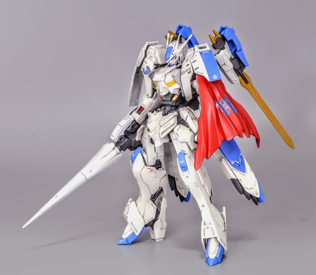 バエルの近代化改修型です封印されていたバエルを再び起動させた謎の未亡人革命家「モンターク夫人」の専用機という設定で製作しました