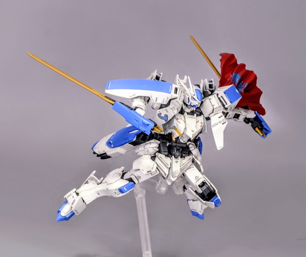 バエルソードはマクギリス機のものよりも取り回しの良い細身のレイピア仕様で柄尻にも衝角が付いており、舞うようなスタイルで戦います