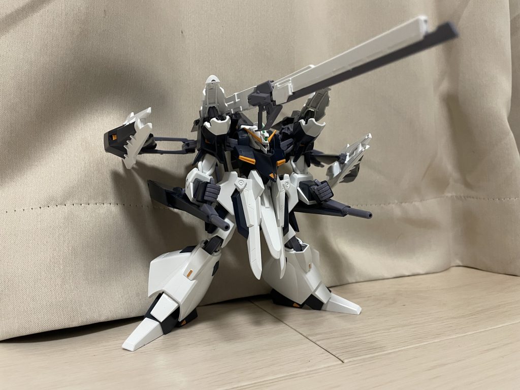 テール部アームでロング・ブレード・ライフルを保持し、MS形態での全砲門一斉射