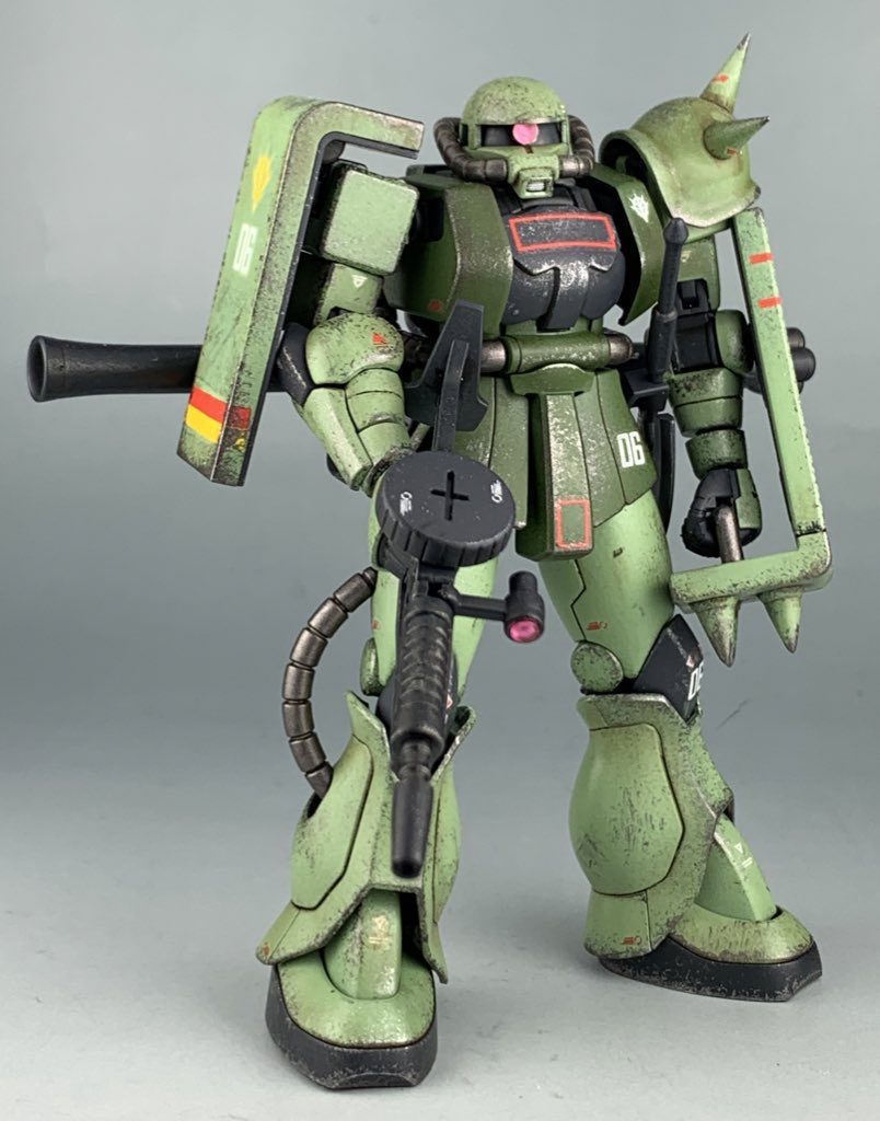 肩のスパイクをビルダーズパーツに変更。腕の合わせ目を消せるように分割を変更しています。武器は旧ザクのシールドを追加しています。