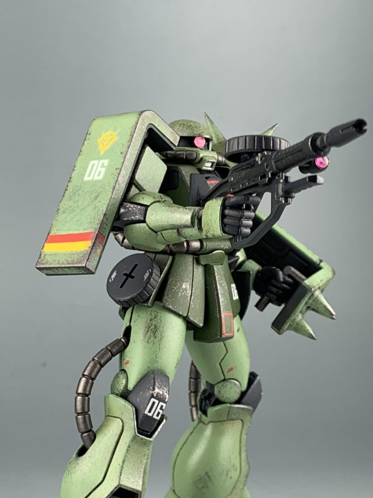 ザクのモノアイにはランナーを磨いてつけました。デカールはHG用を貼っています。