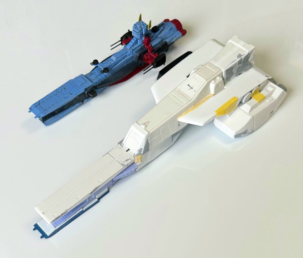 艦首はサラミス、アーガマ、胴体・艦橋・放熱板はアルビオン、エンジンはアーガマを使用しています。それ以外の部分はプラ板による自作です。