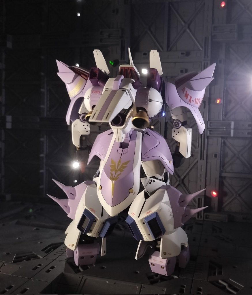 ネオ・ジオンのマークを長細くして後スカートに合うようにしました。　所々ににゴールドを入れて貴族感を出しております。